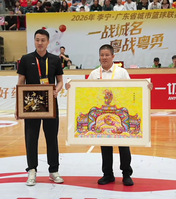 潮州队和惠州队互换礼物。图源：潮湃新闻