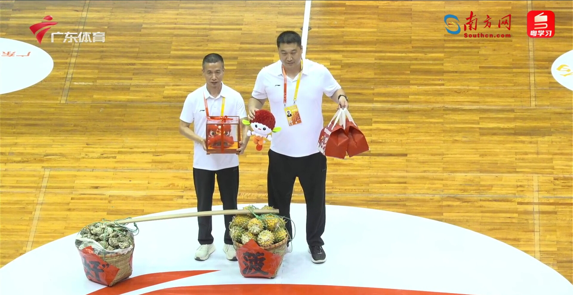 湛江队和茂名队互换礼物。图源：直播画面截图