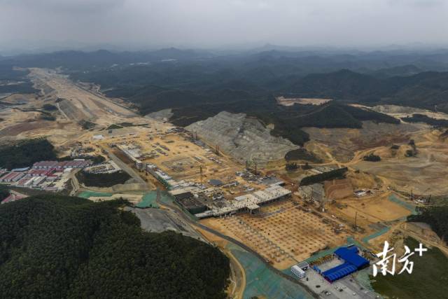广州新机场将引入多条高铁打造综合交通枢纽，图为建设现场。