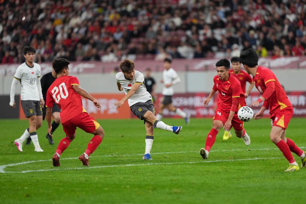 3月31日，球员毛伟杰（中）在中国U23男足与越南U23队的比赛中射门。新华社记者 李一博 摄