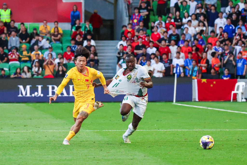 3月31日，球员谢文能（左）在中国队与喀麦隆队的比赛中拼抢。新华社发（舒泽林摄）