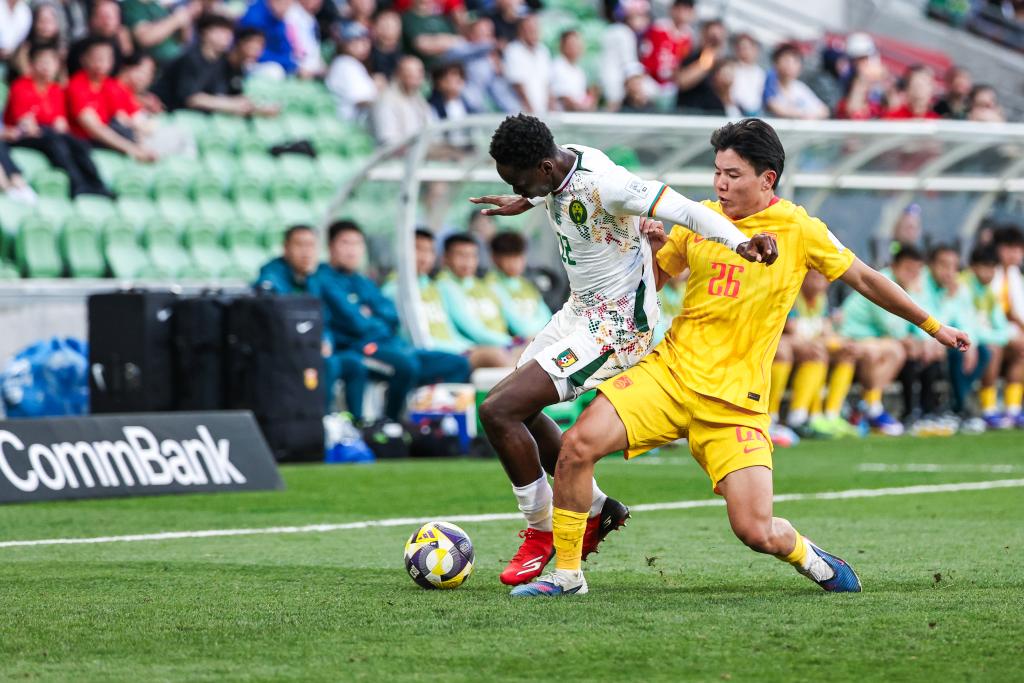 3月31日，在澳大利亚墨尔本举办的2026年国际足联系列赛中，中国队0:2不敌喀麦隆队。图为中国队球员徐彬（右）在比赛中拼抢。新华社发（金诚摄）
