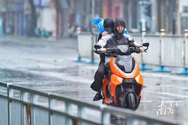 卫国路，强风暴雨让骑电动车的人睁不开眼。戴嘉信 摄