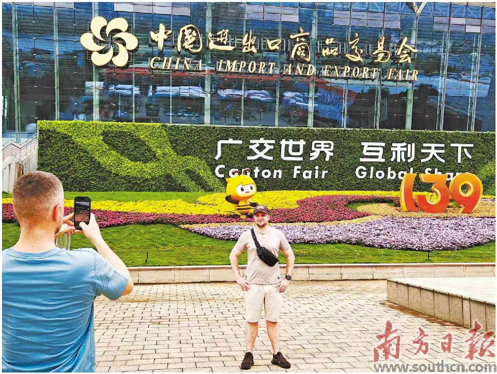 4月14日，第139届广交会即将开幕，境外客商提前来此打卡留念。南方日报记者 钟志辉 摄
