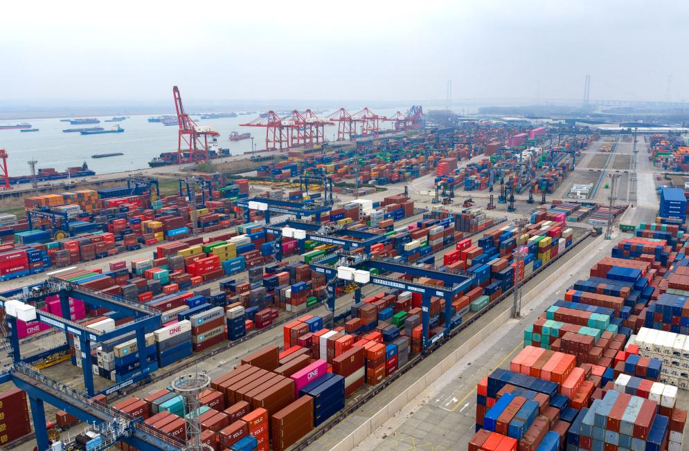 这是3月15日拍摄的江苏省港口集团南京港龙潭港集装箱码头（无人机照片）。新华社发（杨素平摄）
