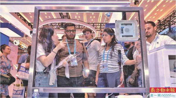 4月16日，在第139届广交会机器人展区，参展商向客商们介绍清洁机器人的产品信息。南都记者黎湛均摄