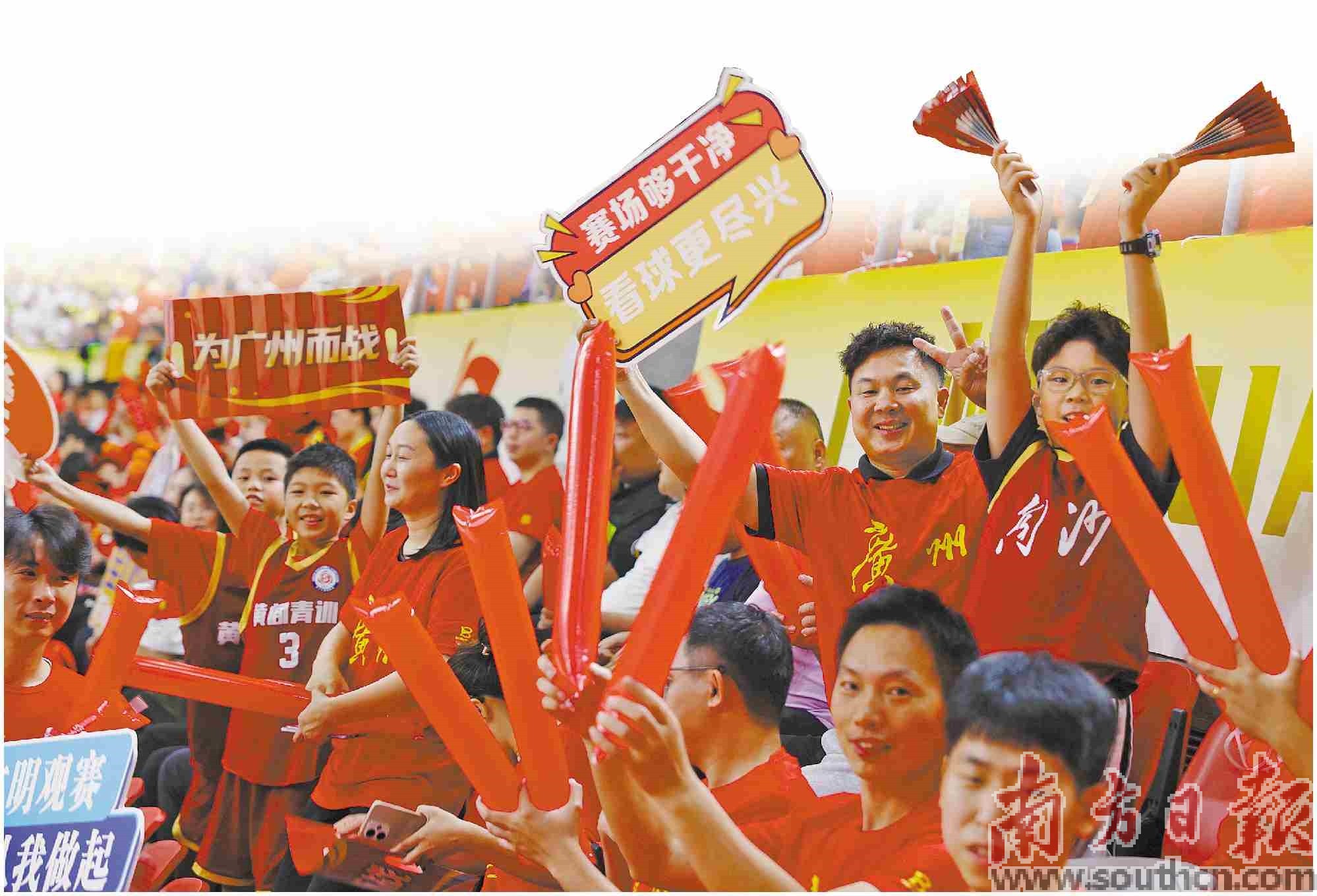 4月18日晚，廣州隊(duì)主場(chǎng)迎戰(zhàn)肇慶隊(duì)，賽事現(xiàn)場(chǎng)通過(guò)發(fā)送文明口號(hào)“上墻”等活動(dòng)，推動(dòng)文明觀賽之風(fēng)深入人心。圖為球迷揮動(dòng)文明觀賽標(biāo)語(yǔ)牌。南方日?qǐng)?bào)記者 梁鉅聰 攝
