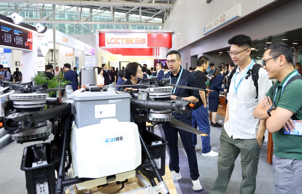 4月15日，采購(gòu)商在第139屆廣交會(huì)選購(gòu)廣東生產(chǎn)的無(wú)人機(jī)。新華社記者 盧漢欣 攝