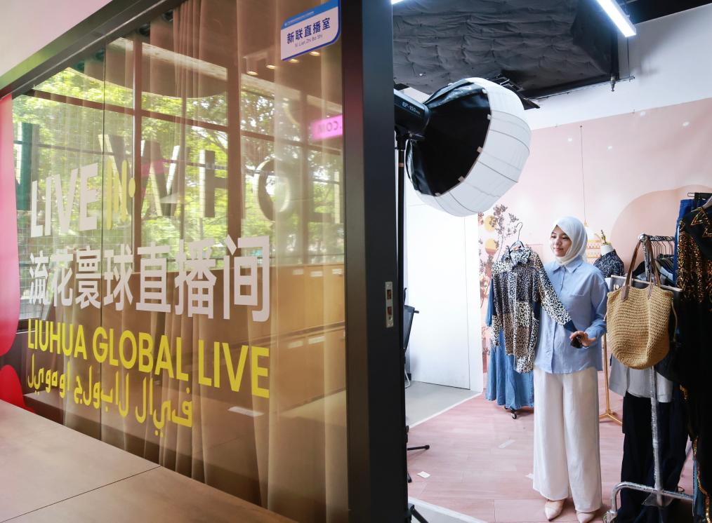 這是廣州流花服裝批發(fā)市場(chǎng)的跨境直播中心。新華社發(fā)