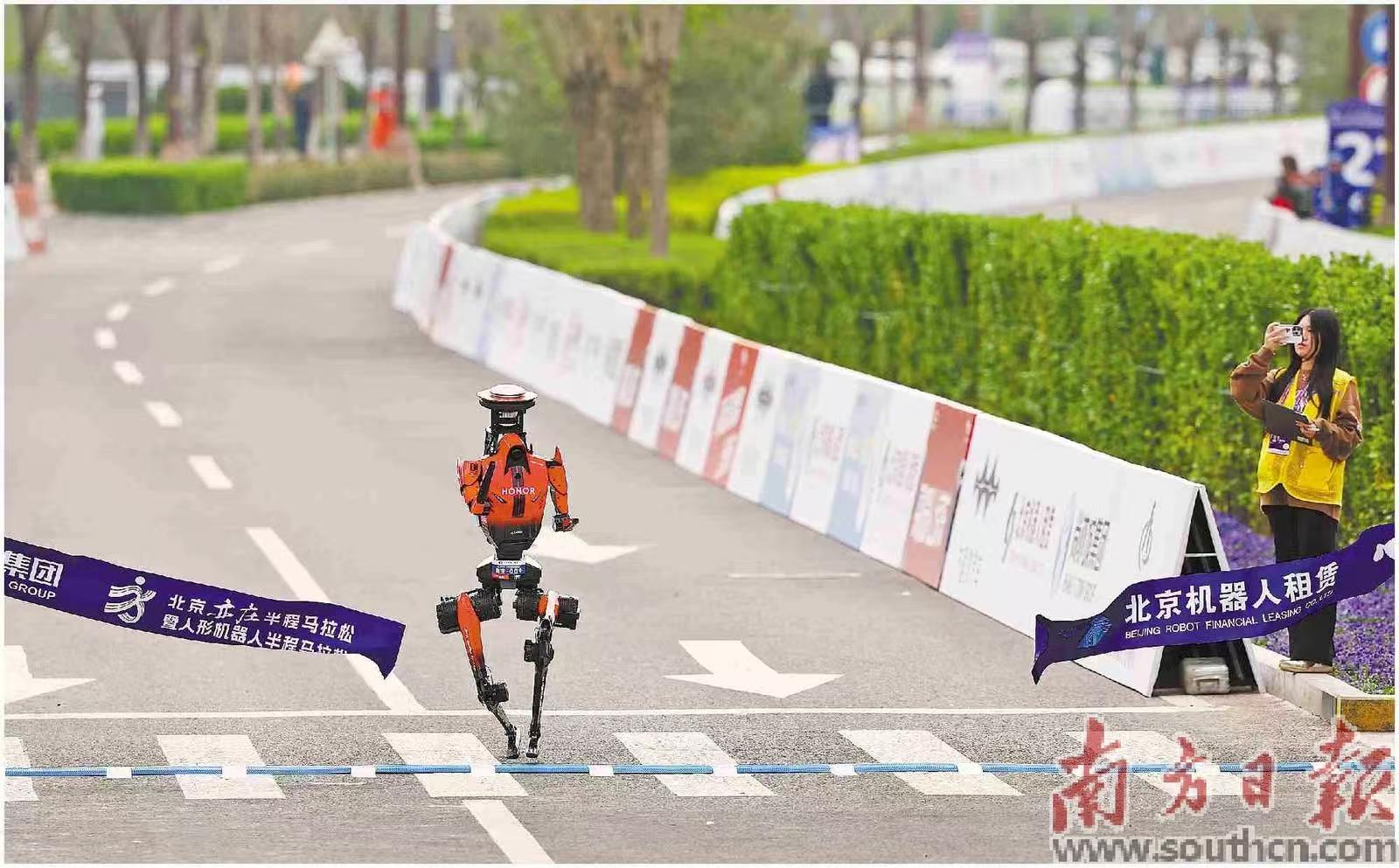 4月19日，2026北京亦庄半程马拉松暨人形机器人半程马拉松举行，荣耀公司齐天大圣队的“闪电”获得冠军。新华社发