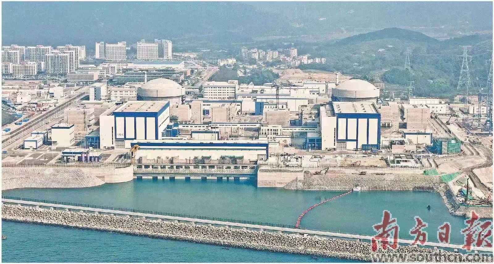 4月20日，粤港澳大湾区首台“华龙一号”核电机组——中广核广东太平岭核电项目1号机组投产发电，正式具备商业运行条件。图为中广核广东太平岭核电项目1号机组（左）、2号机组。    新华社发（无人机照片）