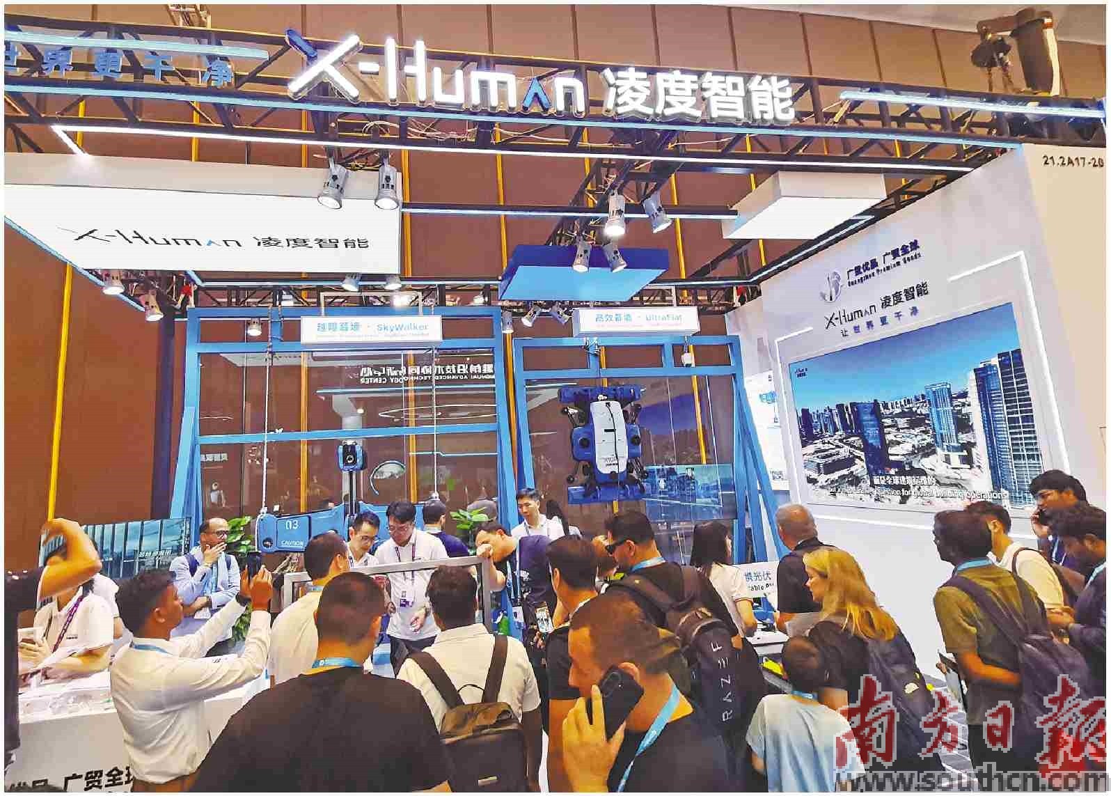 凌度智能展位前人头攒动，家用擦窗机“小飞侠X1”备受关注。