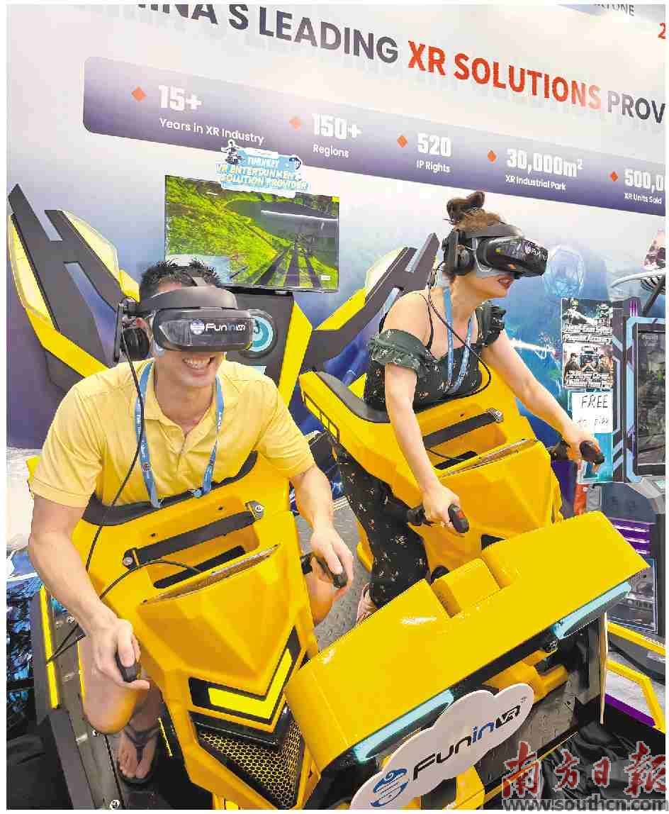 广州卓远虚拟现实科技展位人气火爆，采购商现场体验逼真的虚拟世界。受访者供图