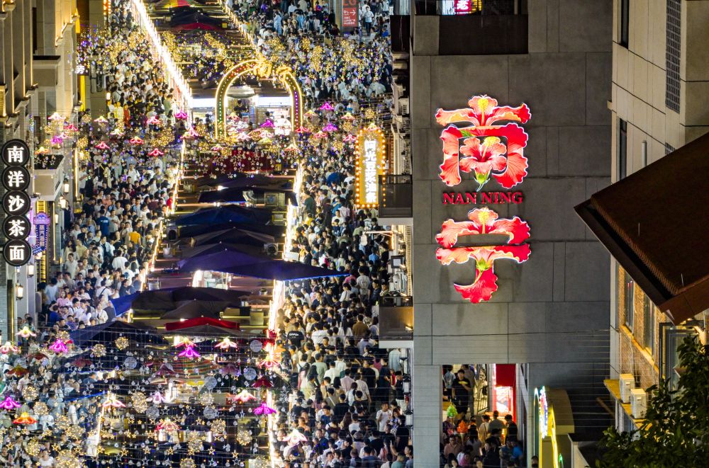 5月3日晚,游客在南宁市中山路历史文化街区游览(无人机照片)。新华社发(刘峥摄)