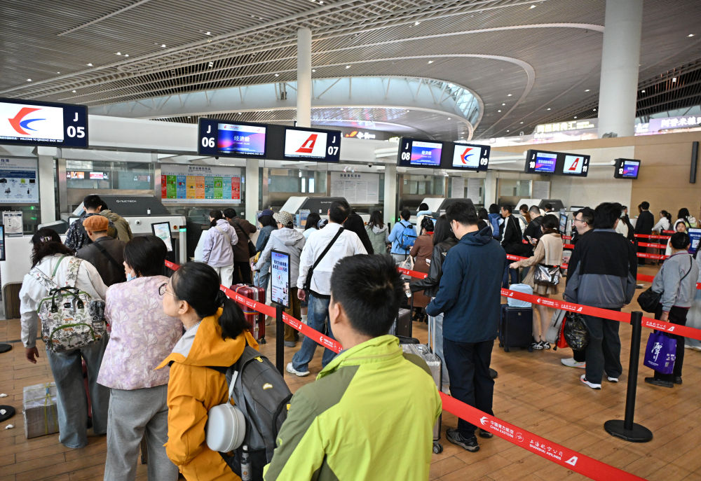 5月1日,旅客在青岛胶东国际机场排队办理值机手续。新华社记者 李紫恒 摄
