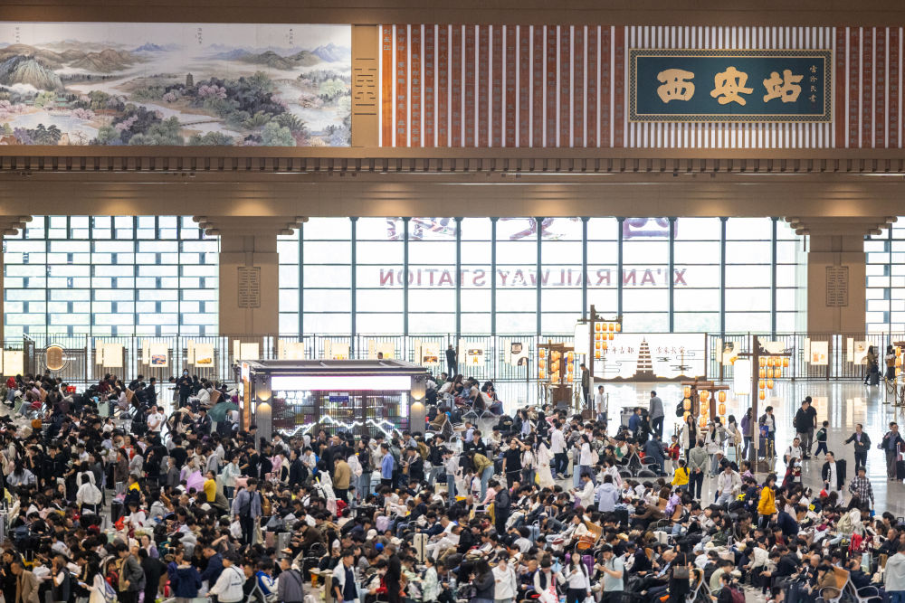 5月1日,旅客在西安站候车大厅内候车。新华社发(刘翔摄)