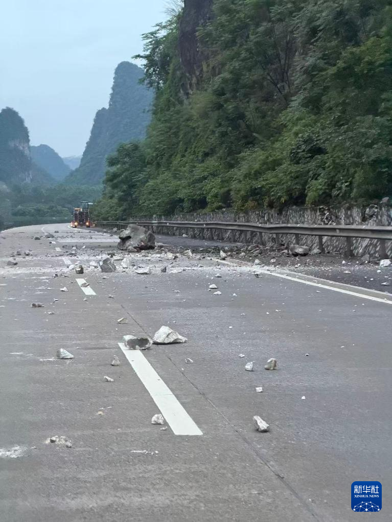 5月18日地震后，从山体滑落到高速公路上的石块。新华社记者 农冠斌 摄