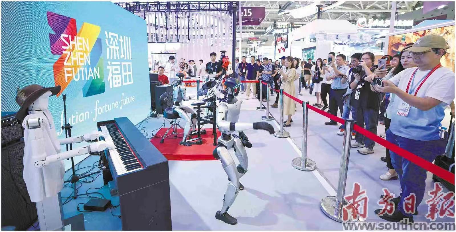 机器人乐队正在表演,吸引众多参观者拍照。南方日报记者 鲁力 摄