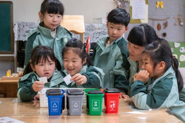 4月21日，在安徽省芜湖市繁昌区春谷幼儿园，小朋友学习垃圾分类知识。图源新华社