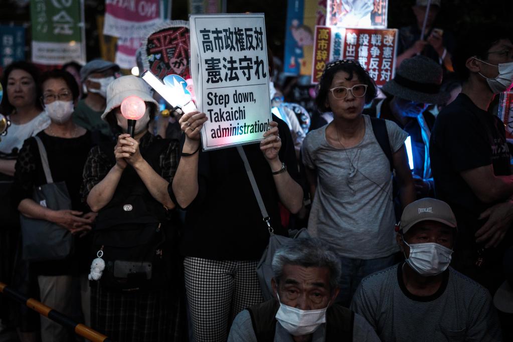2026年5月19日，在位于日本东京的国会议事堂前，民众手持标语参加抗议集会，抗议高市政府破坏和平宪法。新华社记者贾浩成摄
