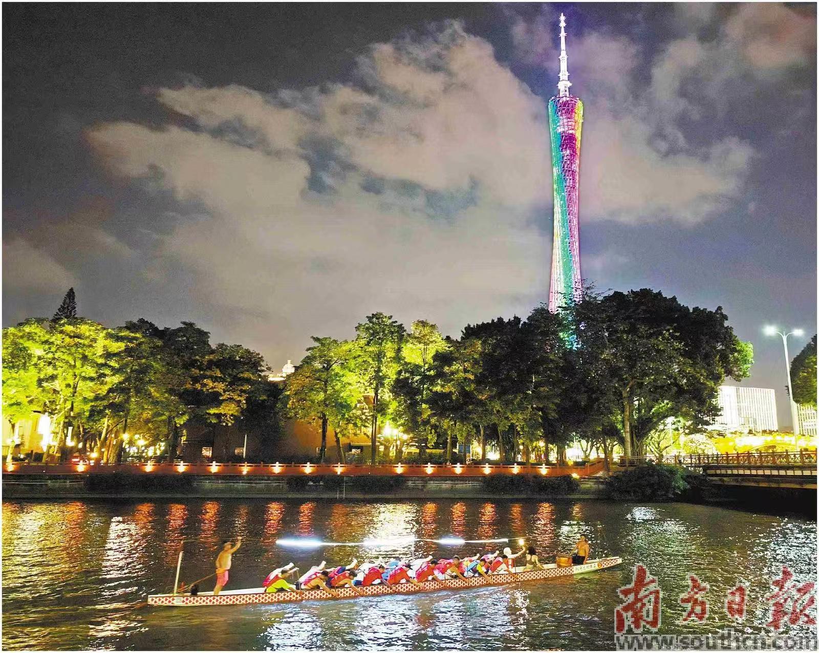 近日在广州天河，有街坊划起龙舟享清凉。南方日报记者 郑新洽 摄