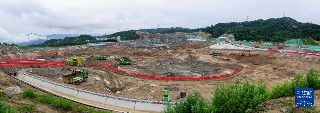 这是6月8日拍摄的三峡水运新通道工程先行开挖区施工现场（拼接照片）。新华社记者 伍志尊 摄