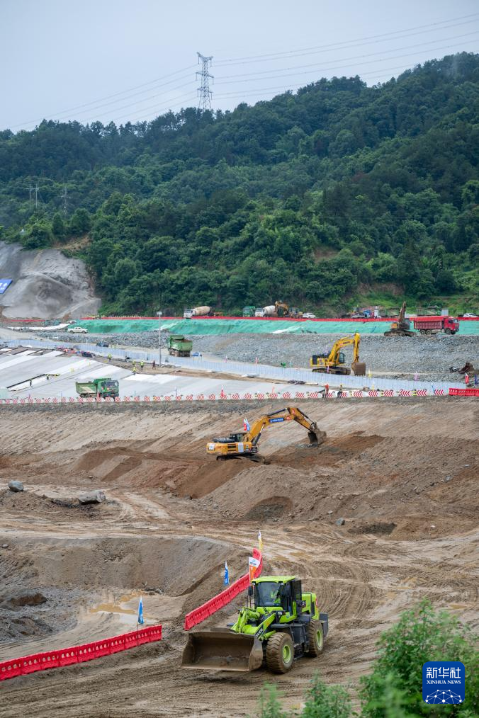 这是6月8日拍摄的三峡水运新通道工程先行开挖区施工现场。新华社记者 伍志尊 摄