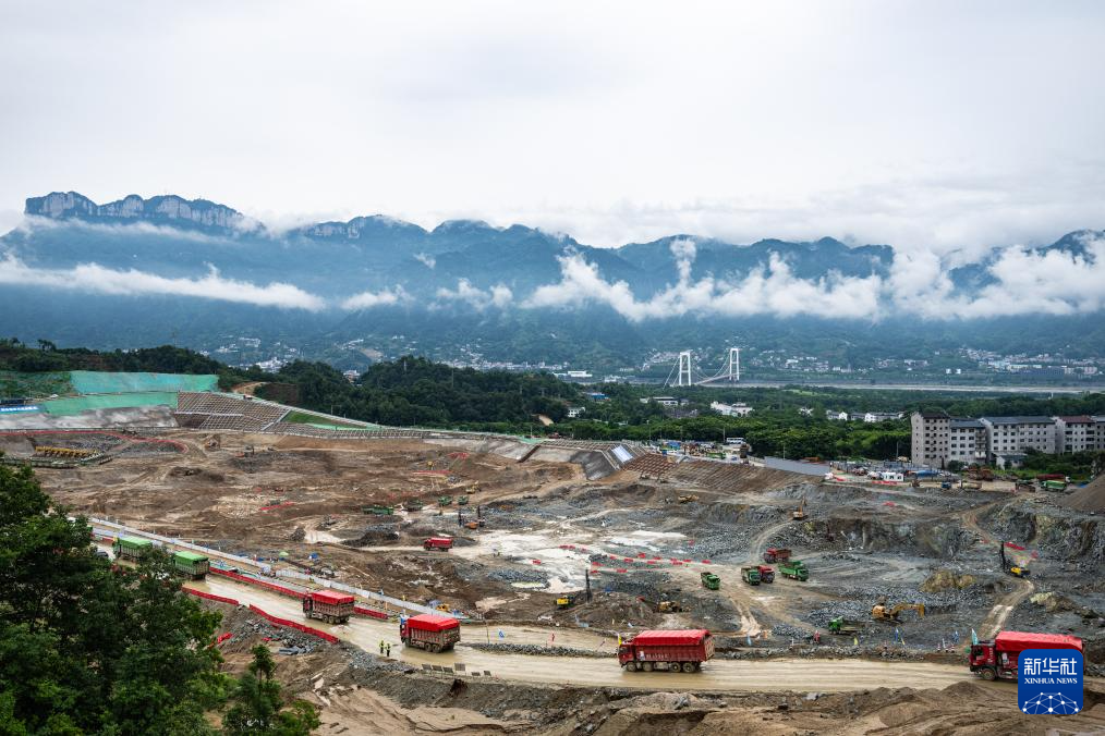 这是6月8日拍摄的三峡水运新通道工程先行开挖区施工现场。新华社记者 伍志尊 摄