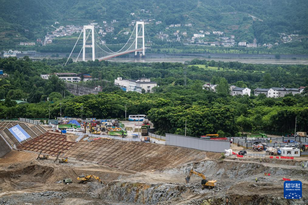 这是6月8日拍摄的三峡水运新通道工程先行开挖区施工现场。新华社记者 伍志尊 摄