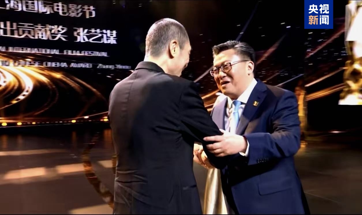 △上海市委常委、宣传部部长赵嘉鸣为导演张艺谋颁发华语电影杰出贡献奖