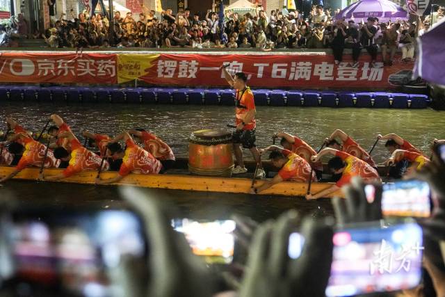 叠滘龙船夜训赛。