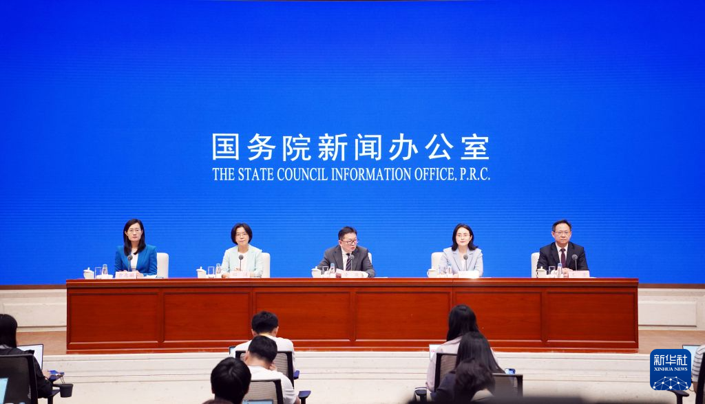 6月22日，国务院新闻办公室在北京举行新闻发布会，商务部副部长兼国际贸易谈判副代表凌激、国家发展改革委外资司负责人荆琴、财政部国库司负责人郑涌、商务部外国投资管理司负责人王亚介绍利用外资固稳促优有关政策措施，并答记者问。新华社记者 潘旭 摄