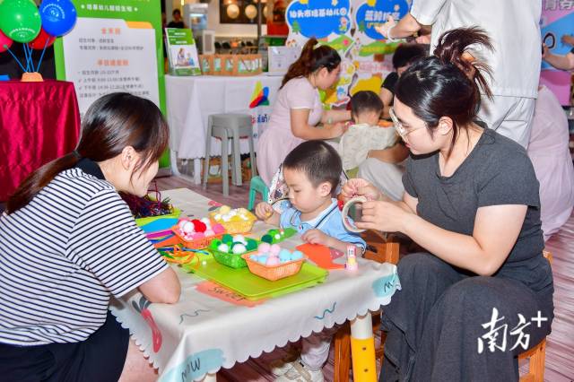 幼儿在体验托育机构特色教学工具。资料图片 幼儿在体验托育机构特色教学工具。资料图片