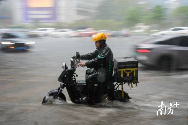 外卖骑手在雨中送餐。资料图片 外卖骑手在雨中送餐。资料图片