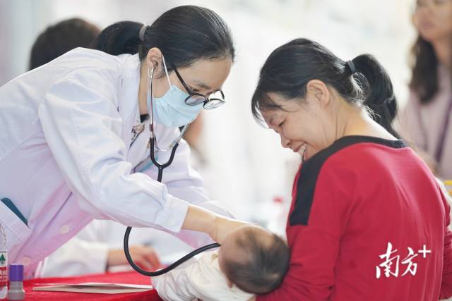 义诊现场,医生为婴幼儿检查身体。 戴嘉信 摄 义诊现场,医生为婴幼儿检查身体。 戴嘉信 摄