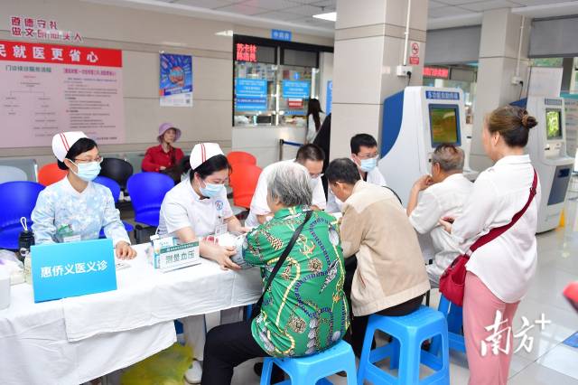 义诊现场,医护为老年人提供诊疗服务。资料图片 义诊现场,医护为老年人提供诊疗服务。资料图片
