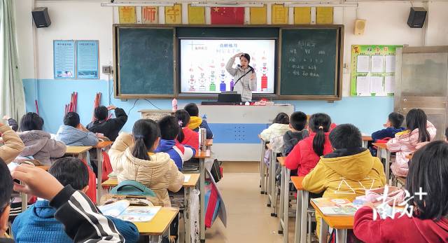 广东第二师范学院学生在阳江支教实习。资料图片 广东第二师范学院学生在阳江支教实习。资料图片