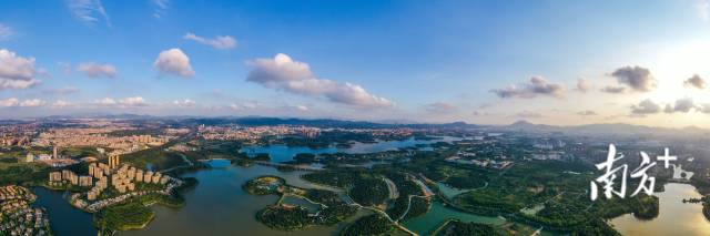 从产业园到高新区,从科学城到综合性国家科学中心先行启动区,松山湖由“园”到“城”走出了一条清晰的轨迹。孙俊杰 黄政正 摄 从产业园到高新区,从科学城到综合性国家科学中心先行启动区,松山湖由“园”到“城”走出了一条清晰的轨迹。孙俊杰 黄政正 摄