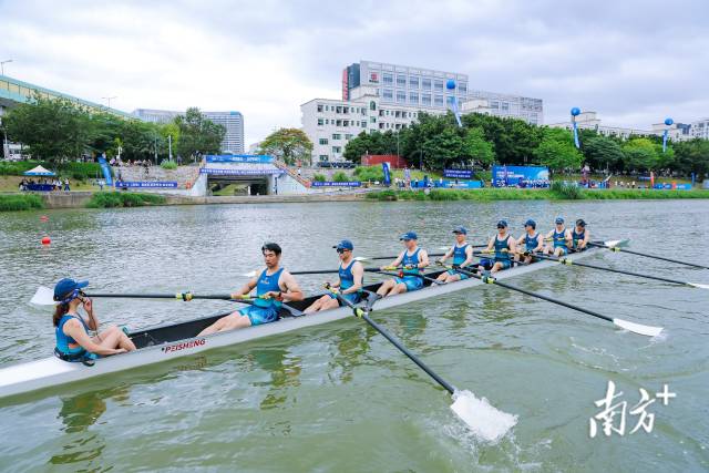 5月17日,“一桨同心,世界同行”——深圳西丽湖国际科教城X9高校院所联盟第五届赛艇联赛首站比赛在光明区茅洲河畔举行。南方+记者 朱洪波 通讯员 谢梁晖 摄 5月17日,“一桨同心,世界同行”——深圳西丽湖国际科教城X9高校院所联盟第五届赛艇联赛首站比赛在光明区茅洲河畔举行。南方+记者 朱洪波 通讯员 谢梁晖 摄