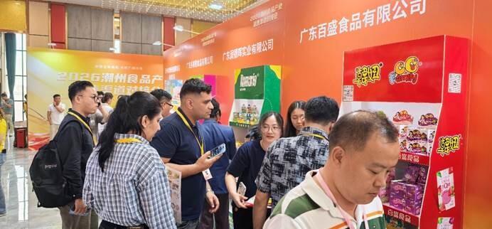 潮食会现场，一位海外采购商正在与参展企业洽谈。图/李美仪