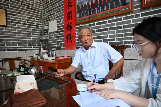 汕头大学学生倾听并记录村民讲述的乡村往事。 汕头大学学生倾听并记录村民讲述的乡村往事。