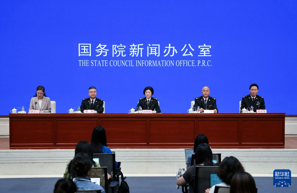 7月22日，国务院新闻办公室在北京举行“开局起步‘十五五’”系列主题新闻发布会，海关总署署长孙梅君，海关总署新闻发言人、副署长王军，海关总署副署长张宝峰，海关总署新闻发言人、统计分析司司长吕大良介绍贯彻落实“十五五”规划、加快推进海关现代化、服务贸易强国建设有关情况，并答记者问。 新华社记者 张笑宇 摄