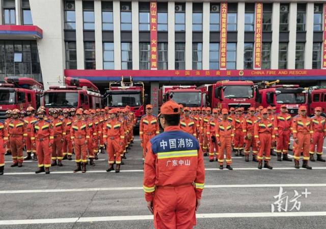 7月25日下午，广东省消防救援总队先后调派6个消防救援支队共1000名消防救援人员跨区域增援。通讯员供图