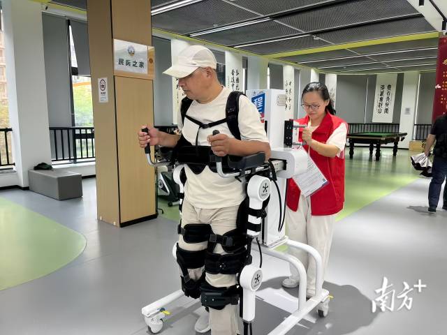市民在程天科技的外骨骼机器人帮助下进行康复训练。受访者供图