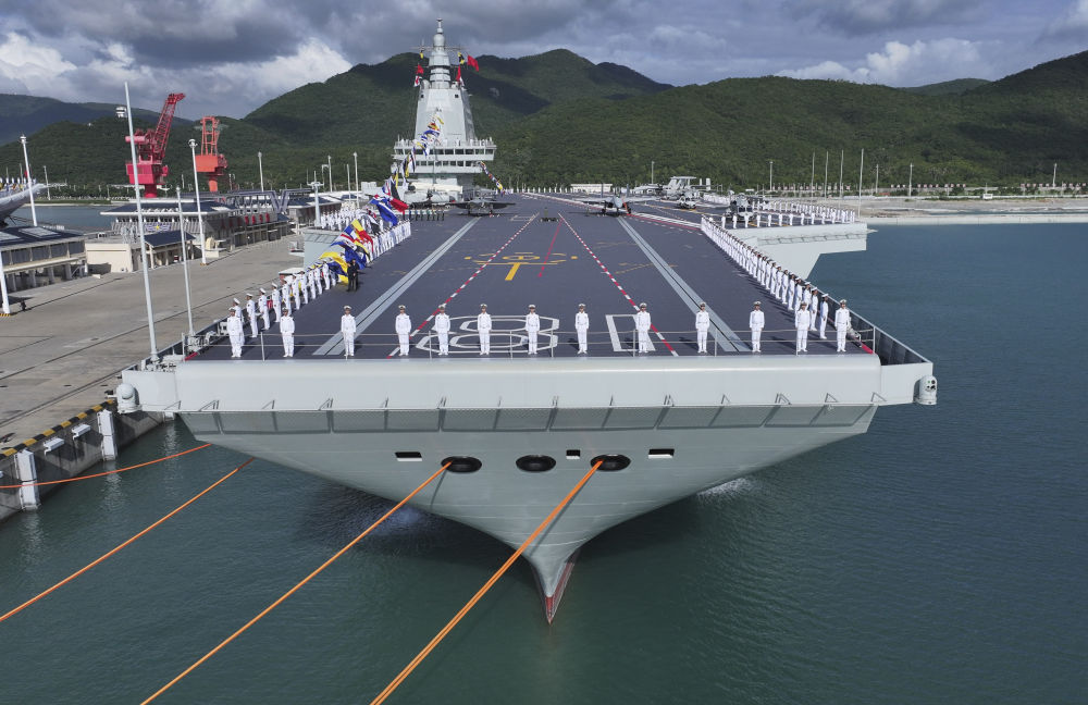 我国第一艘电磁弹射型航空母舰福建舰入列授旗仪式在海南三亚某军港举行(2025年11月5日摄)。新华社记者 李刚 摄