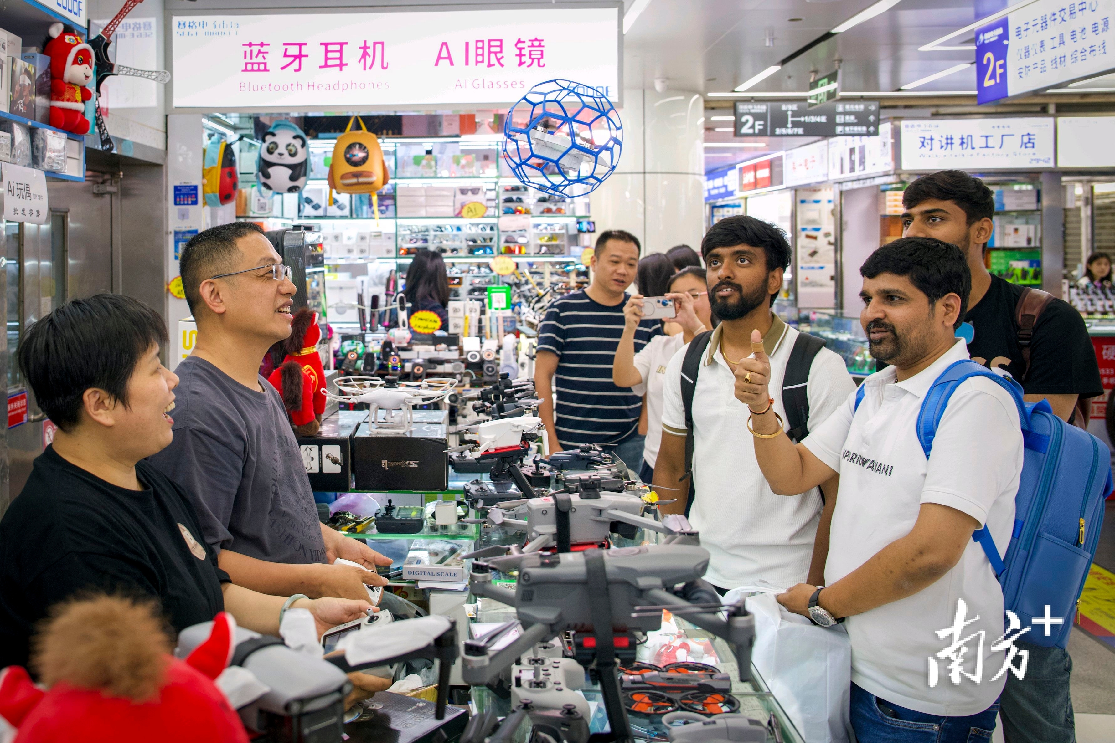 据统计,深圳华强北日均客流量高达78万人次。