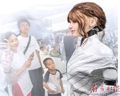 8月21日，2026世界机器人大会现场，观众被广东造仿生人形机器人深深吸引。