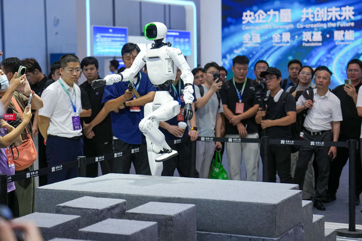 在2026世界机器人大会上,北京人形机器人创新中心的一台“天工Omni”机器人进行多任务演示(2026年8月19日摄)。新华社记者 鞠焕宗 摄
