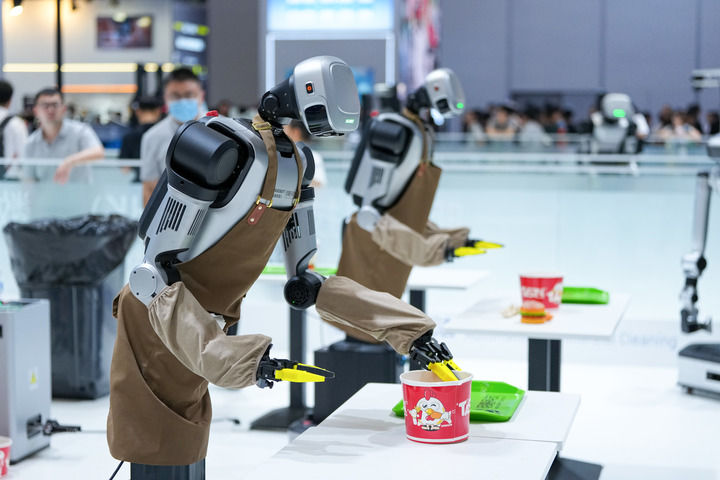 在2026世界机器人大会上,一家企业进行人形机器人的智能商业清洁解决方案演示(2026年8月20日摄)。新华社记者 鞠焕宗 摄