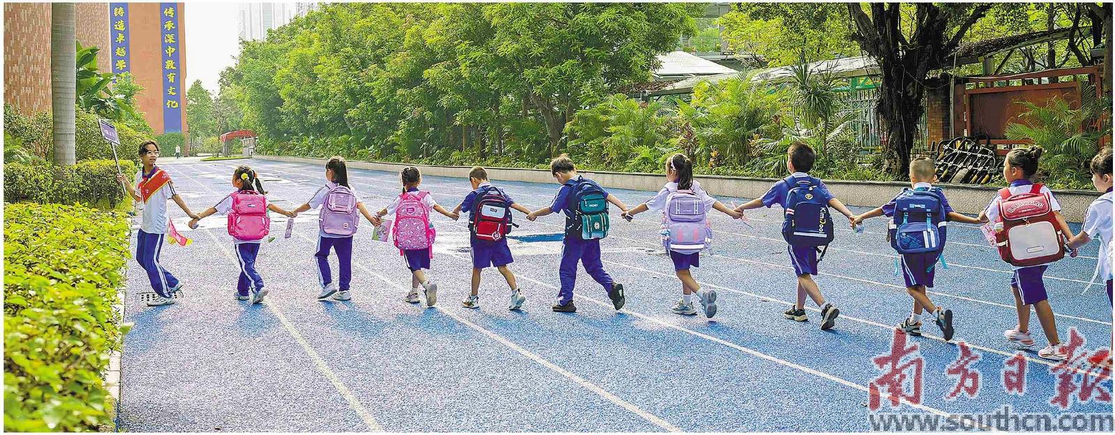 广东省中小学2026年秋季学期统一于9月1日开学。近日,深圳多校开展迎新报到活动,迎接返校学子与新生。图为深圳中学龙岗学校(集团)兰著学校,新生们在少先队员的带领下,小手牵大手迈入校园。南方日报记者 朱洪波 通讯员 邓锦顺 摄影报道